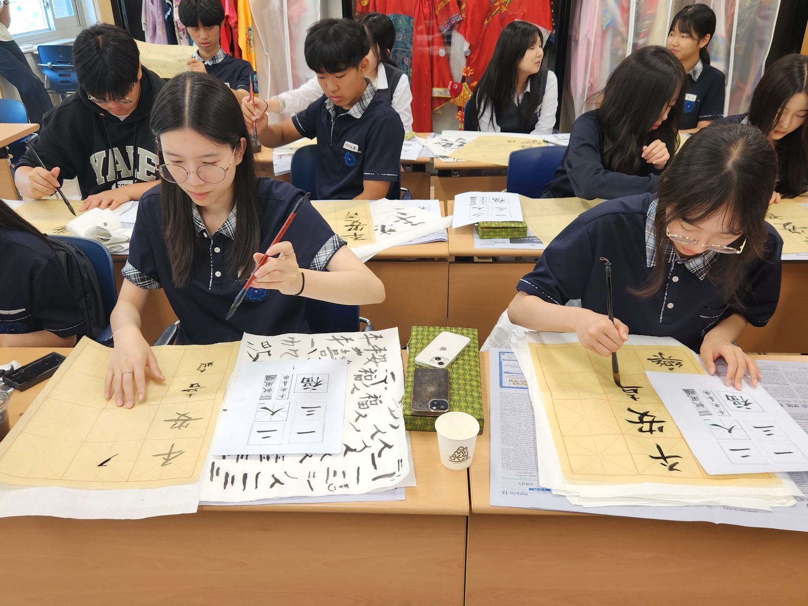 学��们�认真�练习书��